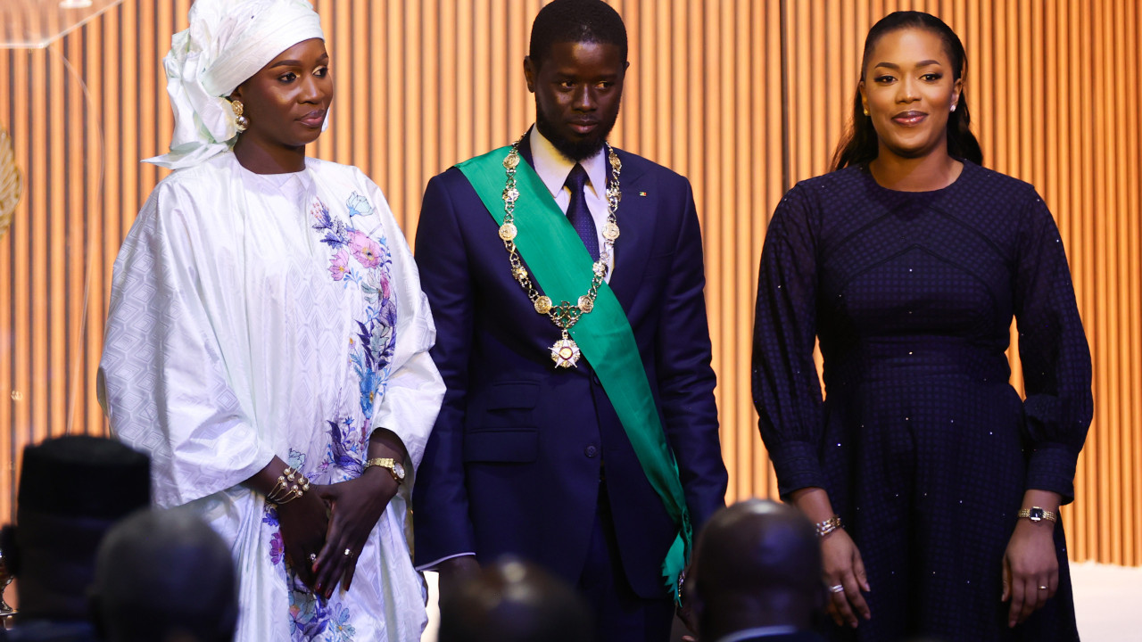 presidente-de-senegal-assume-o-cargo-e-apresenta-duas-primeiras-damas