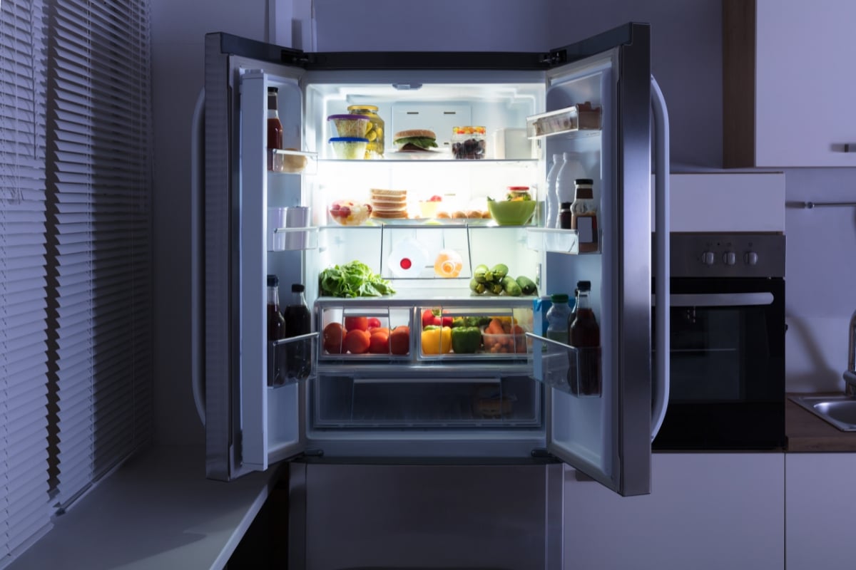 e-verdade-que-desligar-a-geladeira-durante-a-noite-consome-menos-energia-e-nao-estraga-alimento?